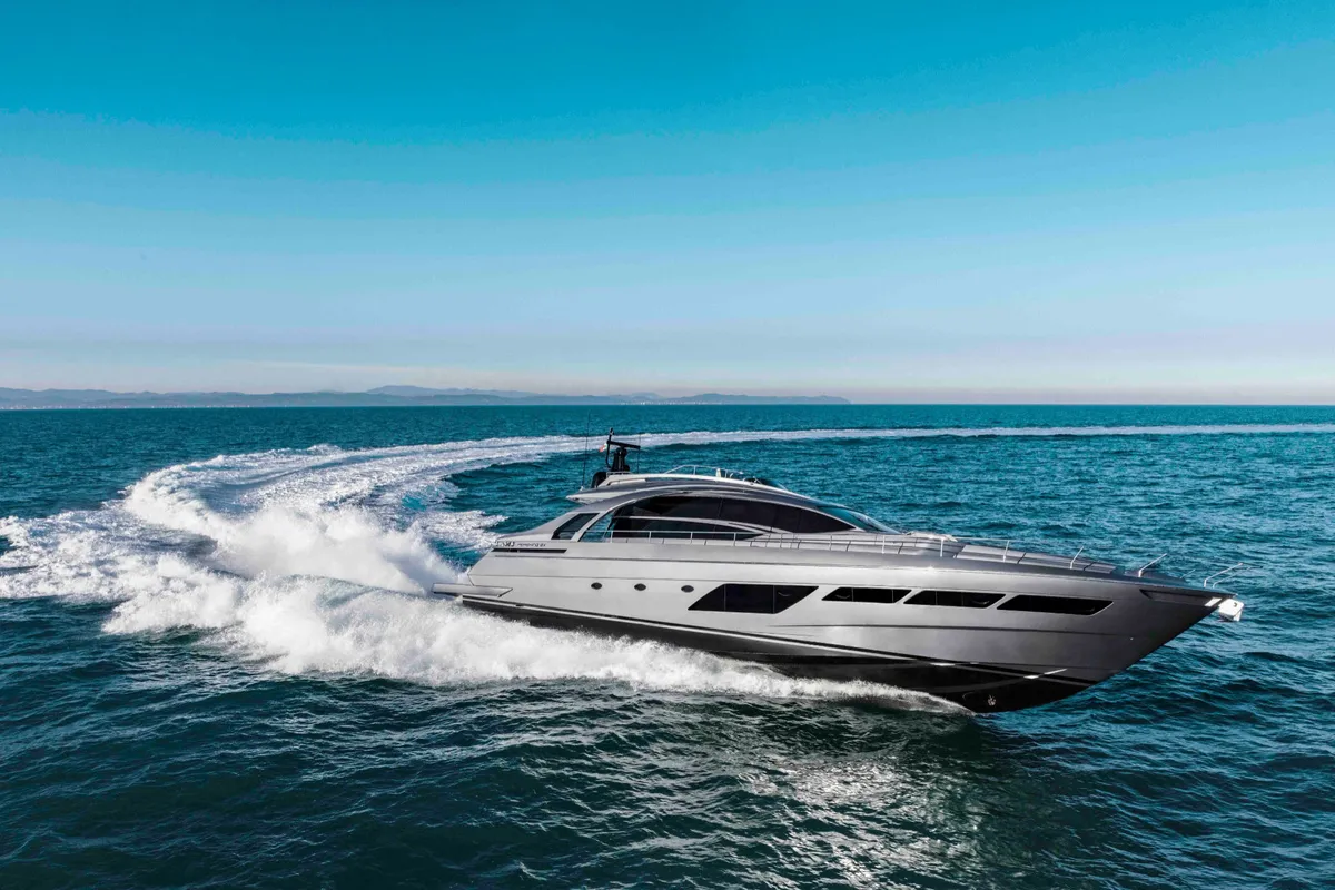 Pershing 8X: Yacht cruising through waves