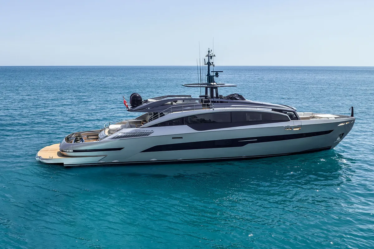Pershing GTX116: Yachtfahrt auf dem Meer