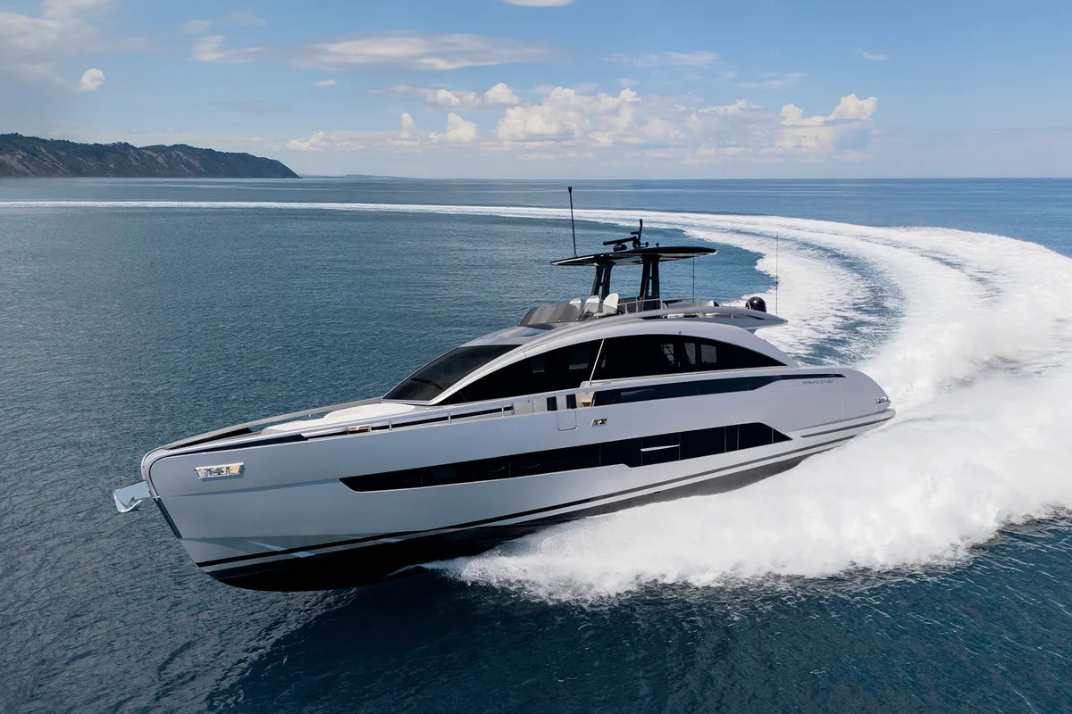 Pershing GTX80: Boat cruising at sea