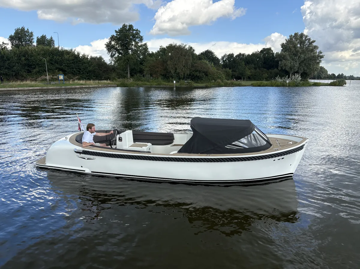 Pieterman 730 Tender: Bootsfahrt auf einem See