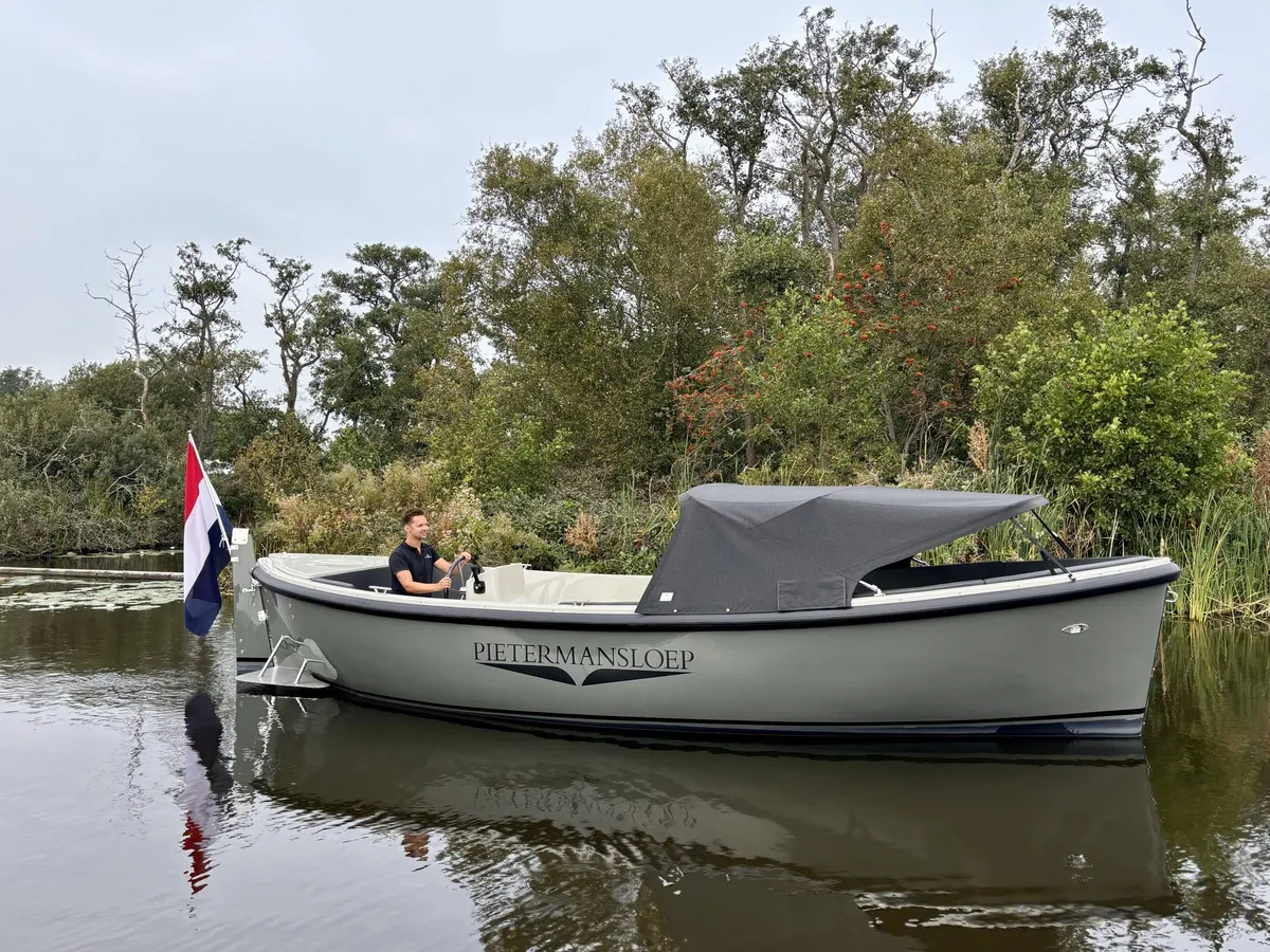 Pieterman 750 RSQ: Sloop on the water with a helmsman