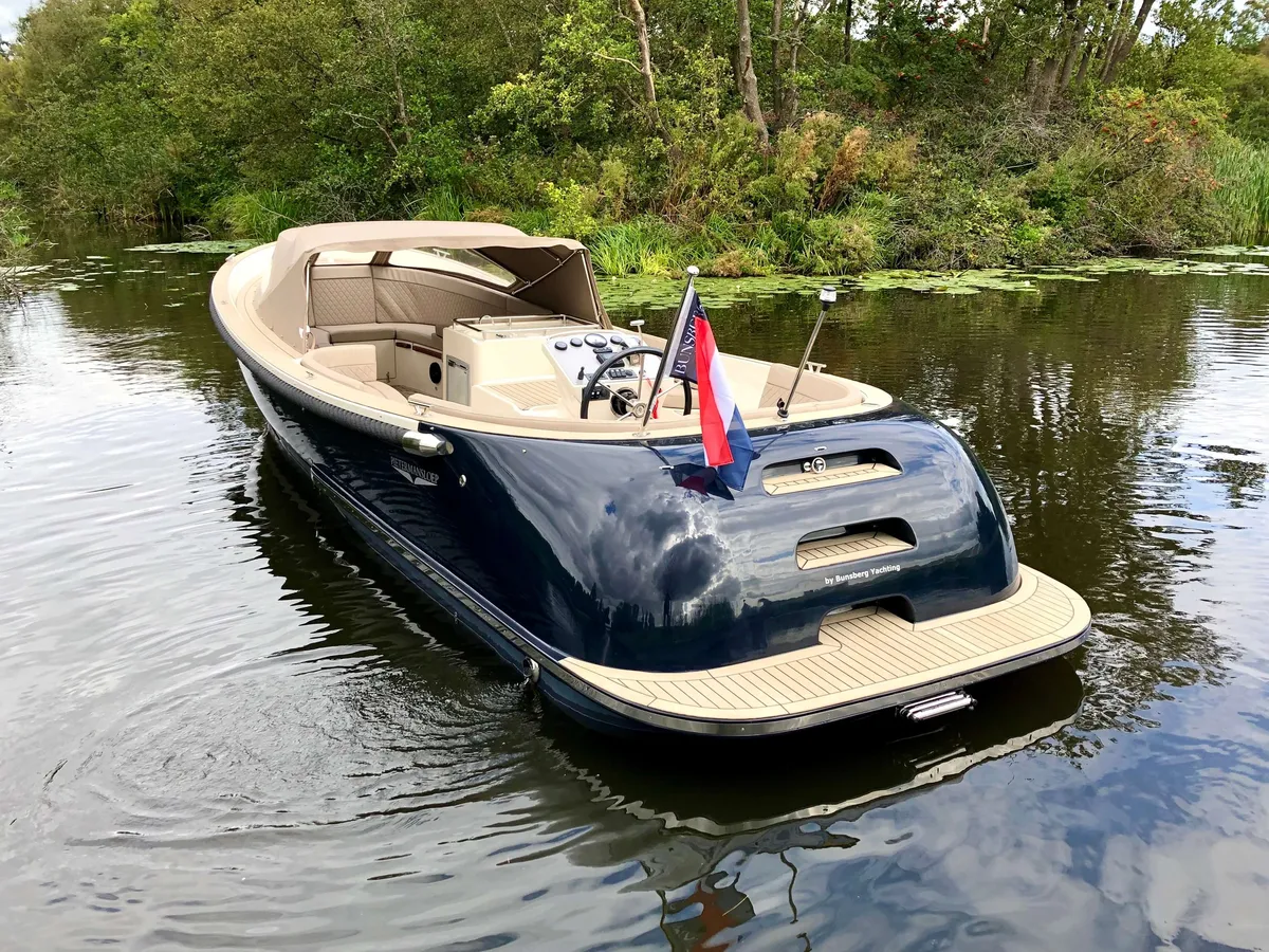 Pieterman 860 Tender: Ein blaues Motorboot auf dem Wasser