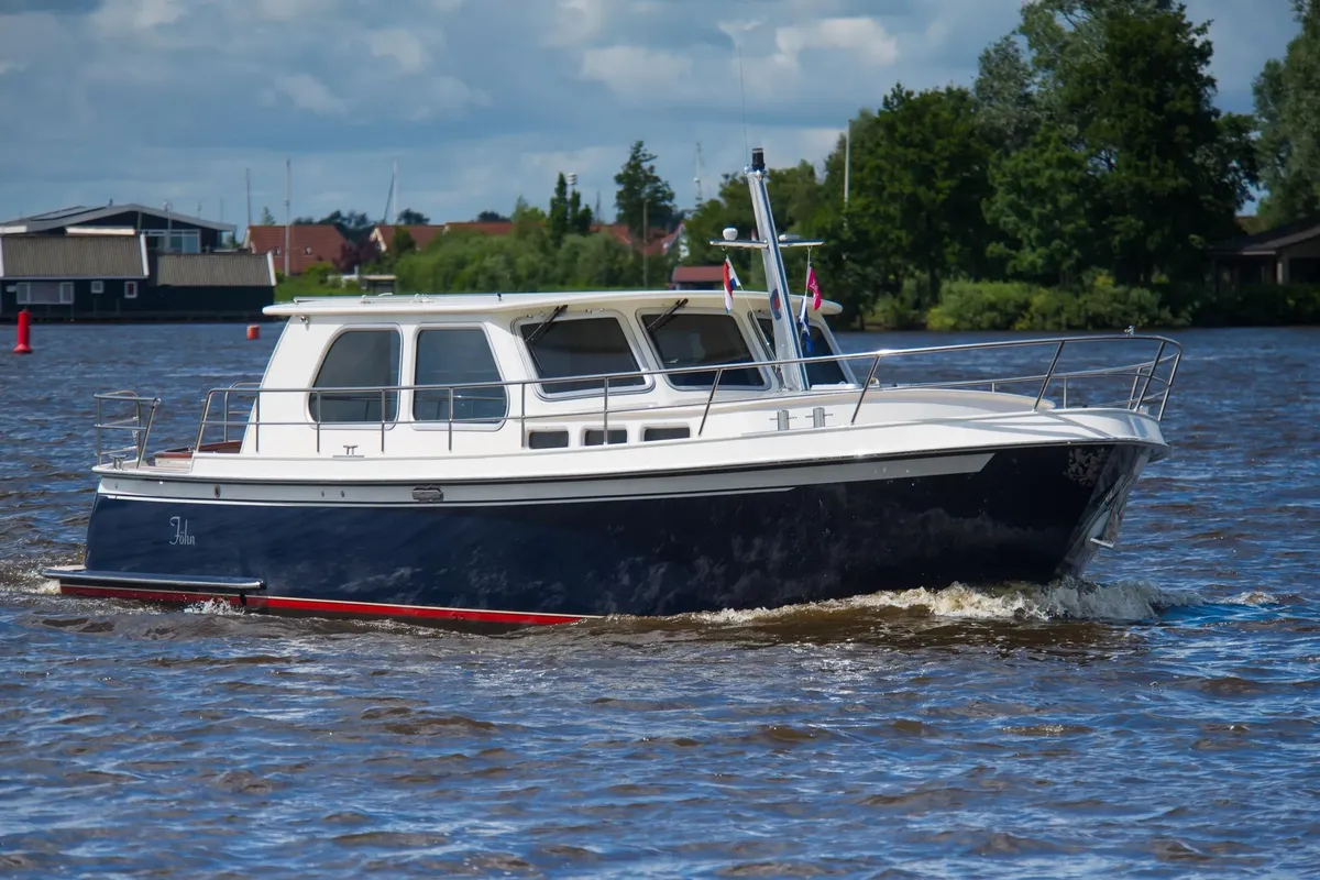 Pikmeerkruiser 38' Open Cockpit: Boat cruising on water