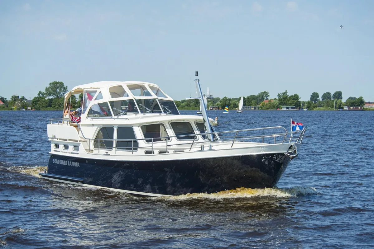 Pikmeerkruiser 40' Aft Cabin: Eine Fahrt mit dem Motorboot auf dem Wasser