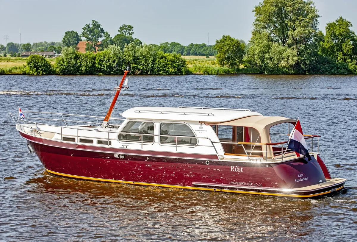Pikmeerkruiser 40' Open Cockpit: Ein rotes Motorboot gleitet über das Wasser