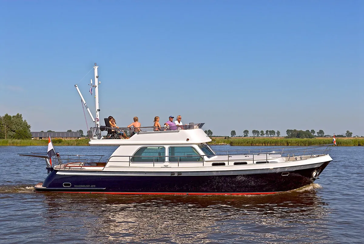Pikmeerkruiser 44' Flybridge: Motorboat cruising on the water with passengers