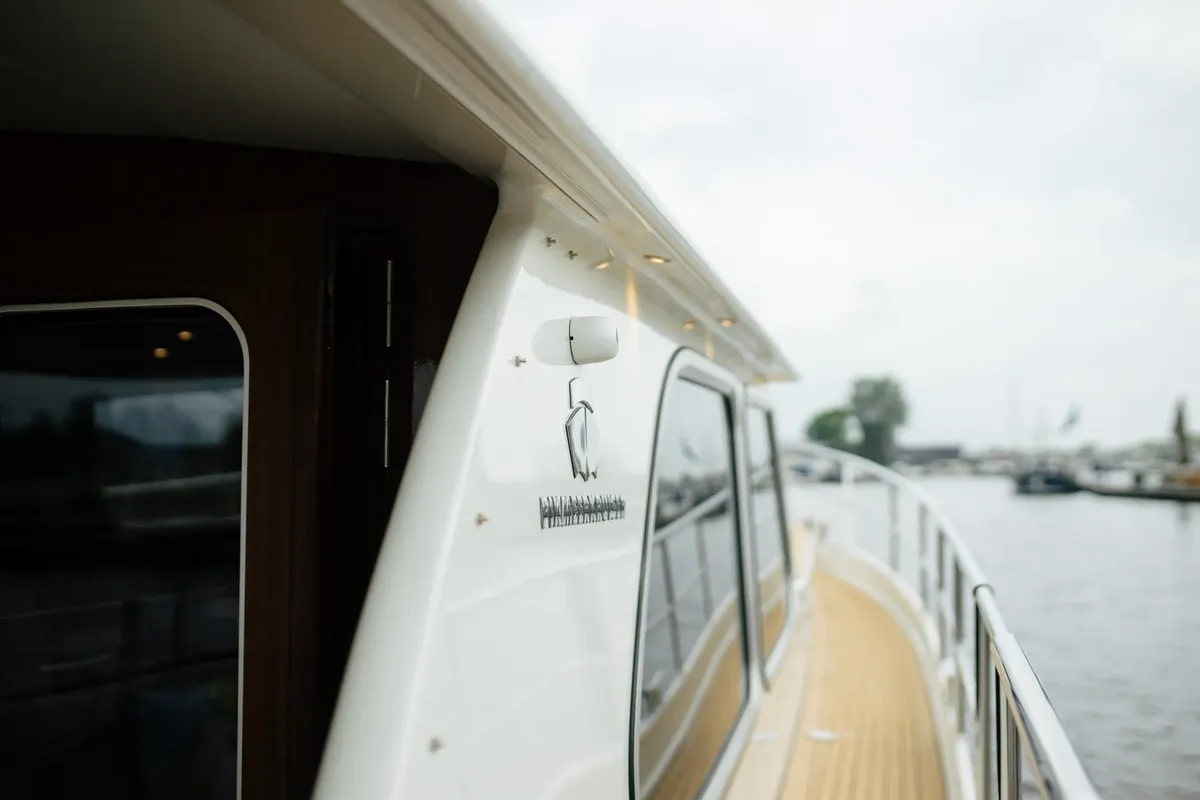 Pikmeerkruiser 44' Long Roof: Side view of deck and railing