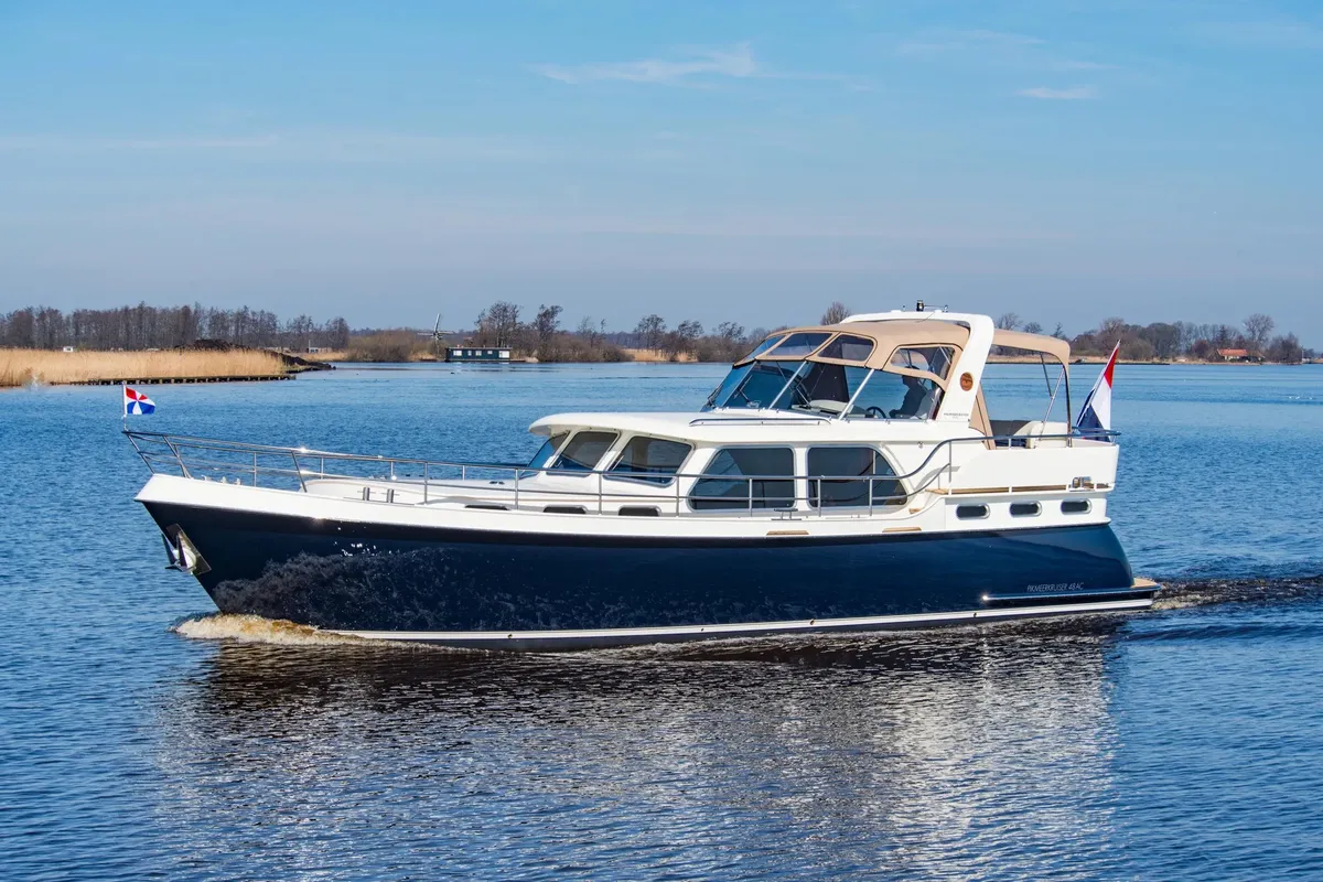 Pikmeerkruiser 48' Aft Cabin: Motorboat cruising on a lake