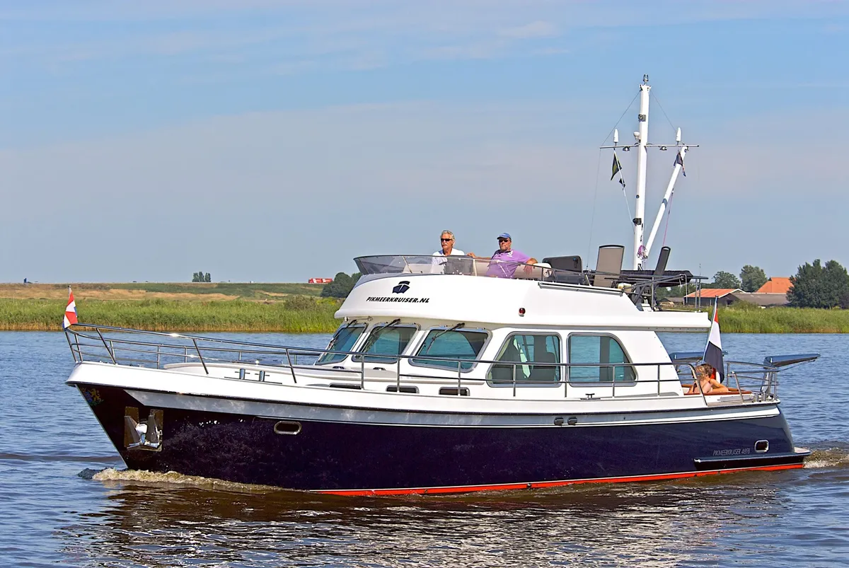 Pikmeerkruiser 48' Flybridge: Motorboat cruising on the water