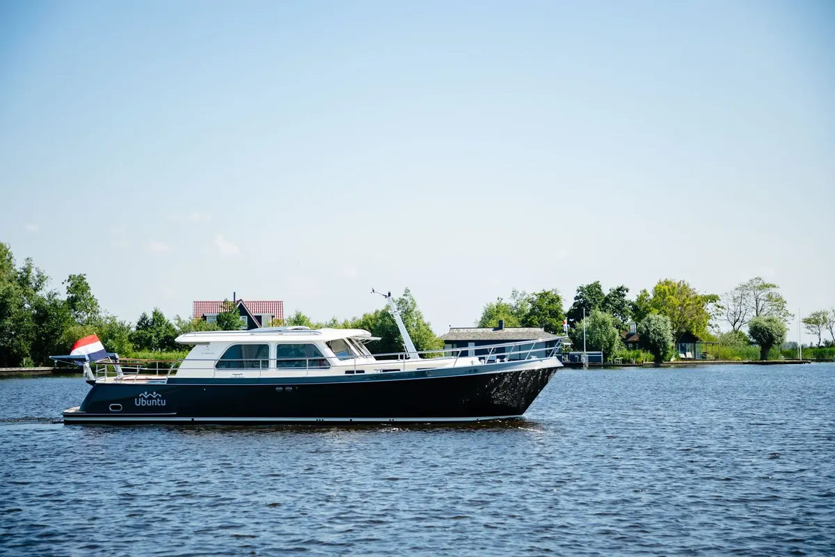 Pikmeerkruiser 48' Open Cockpit: Motorboat cruising on the water