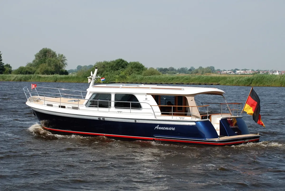 Pikmeerkruiser 50' Long Roof: Motorbootfahrt auf einem Fluss