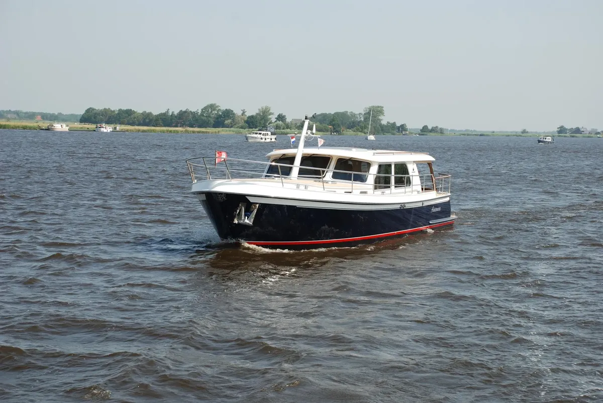 Pikmeerkruiser 50' Open Cockpit: Boat cruising on a river