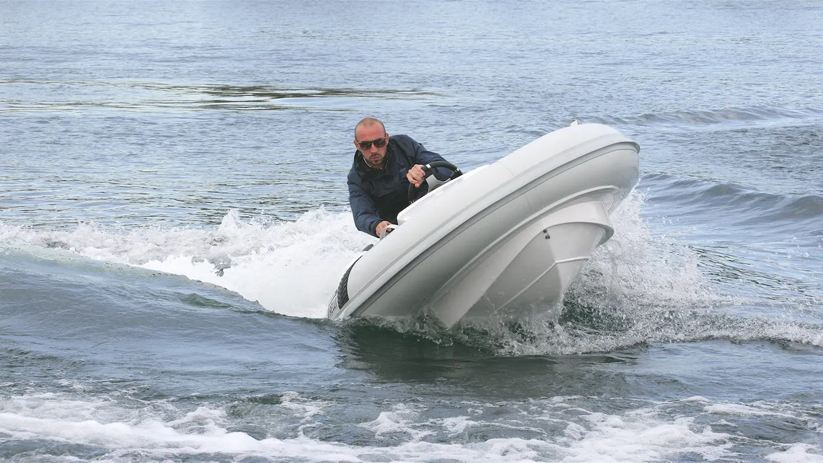 PIRELLI J29: Croisière en canot pneumatique avec un timonier