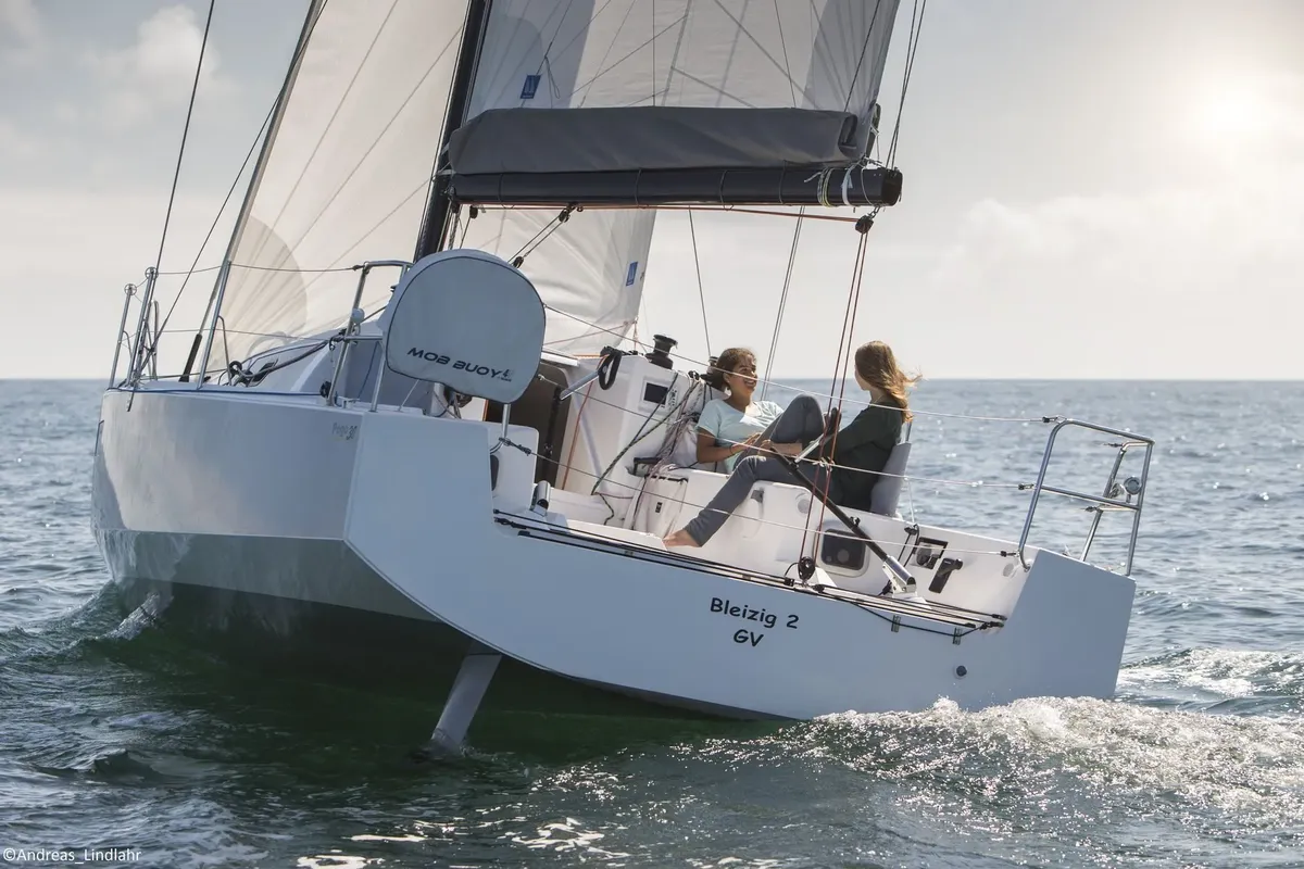 Pogo Structures 30: Segelboot auf dem Meer
