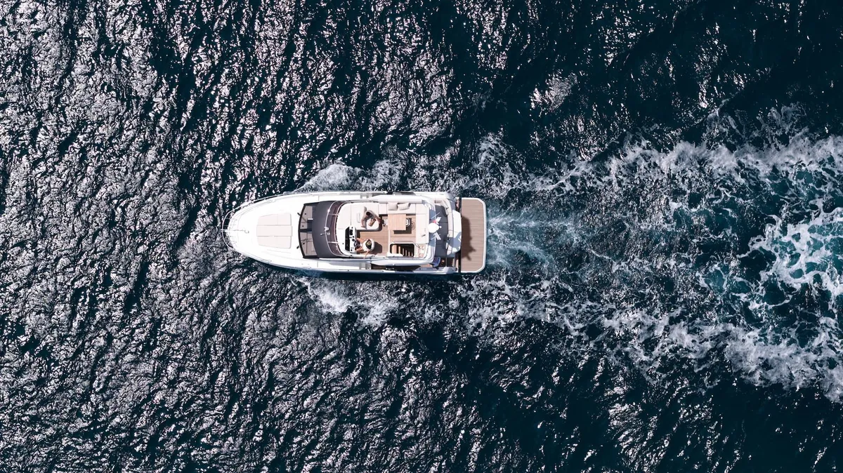 Prestige Yachts F4.3: Ein Boot, das auf dem Meer fährt, aus der Vogelperspektive betrachtet