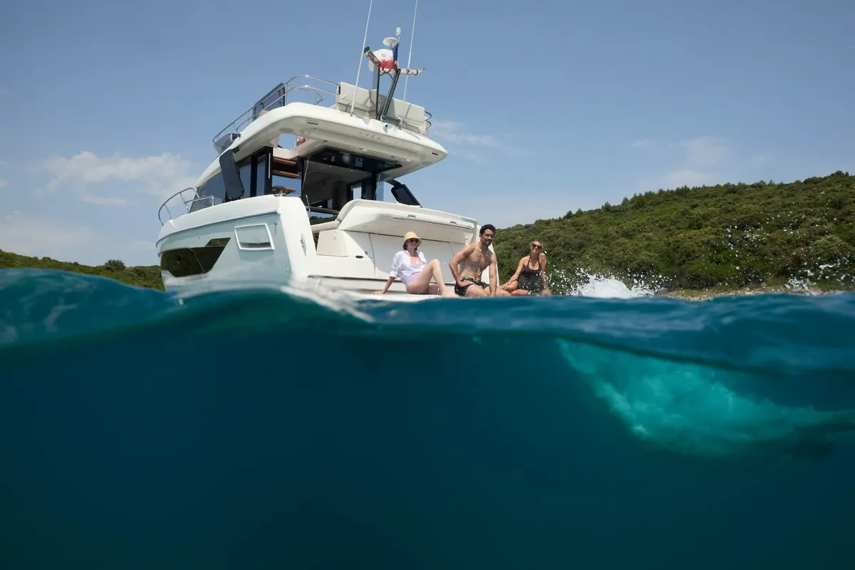 Prestige Yachts F4.3: People sitting on the aft deck of a boat