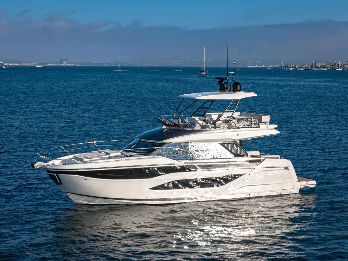 Prestige Yachts F4.9: Yacht à moteur blanc naviguant en mer