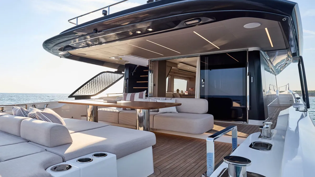 Prestige Yachts F6.7: Aft deck with lounge and table