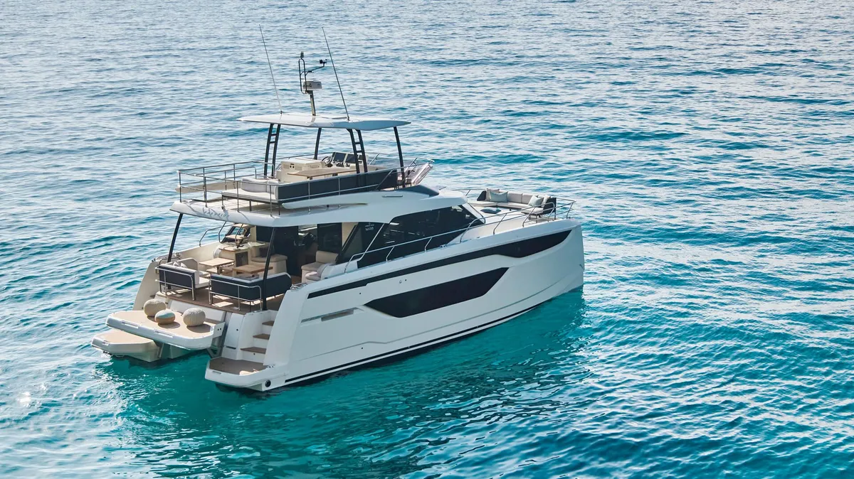 Prestige Yachts M48: Ein Katamaran, der auf dem Meer treibt