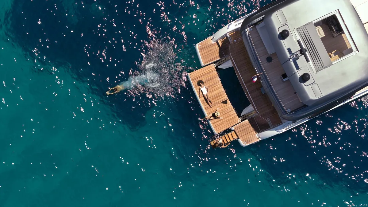 Prestige Yachts M7: Luftaufnahme eines Katamarans mit Schwimmern auf dem Meer