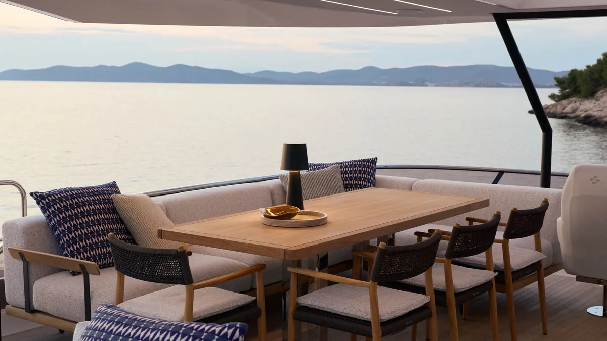 Prestige Yachts M8 EVO: Sitzgelegenheit auf dem Deck mit Tisch und Meerblick