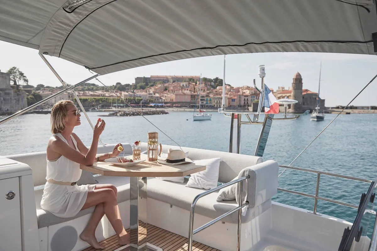 Prestige Yachts 420: Woman having breakfast on the aft deck
