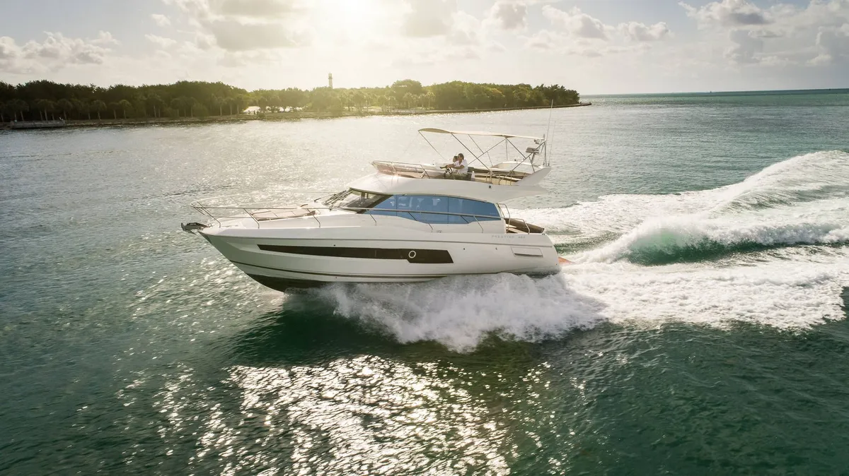 Prestige Yachts 460: Bootsfahrt auf dem Meer