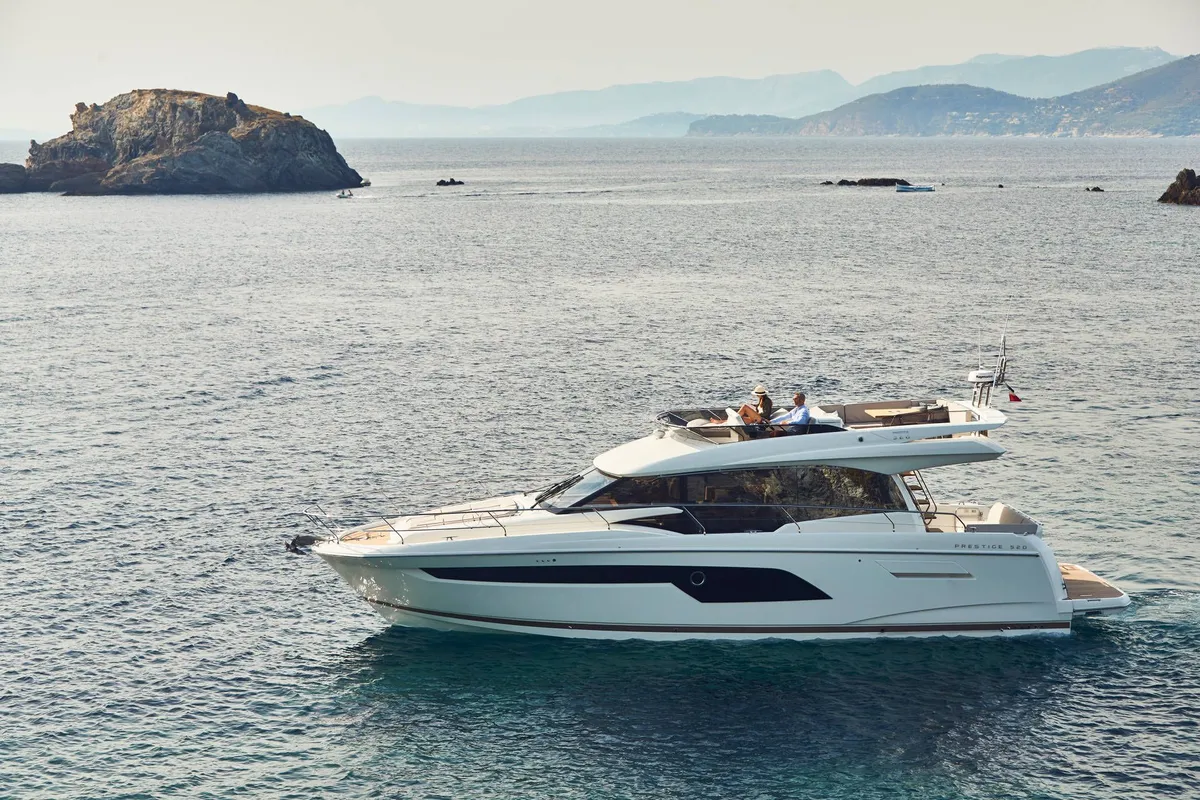 Prestige Yachts 520: Yachtfahrt auf dem Meer in Küstennähe