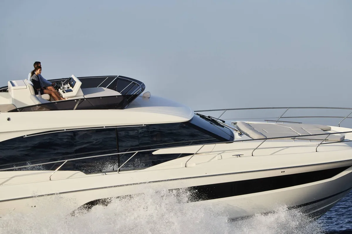 Prestige Yachts 590: Ein Boot fährt auf dem Meer, wobei Wasser hochspritzt
