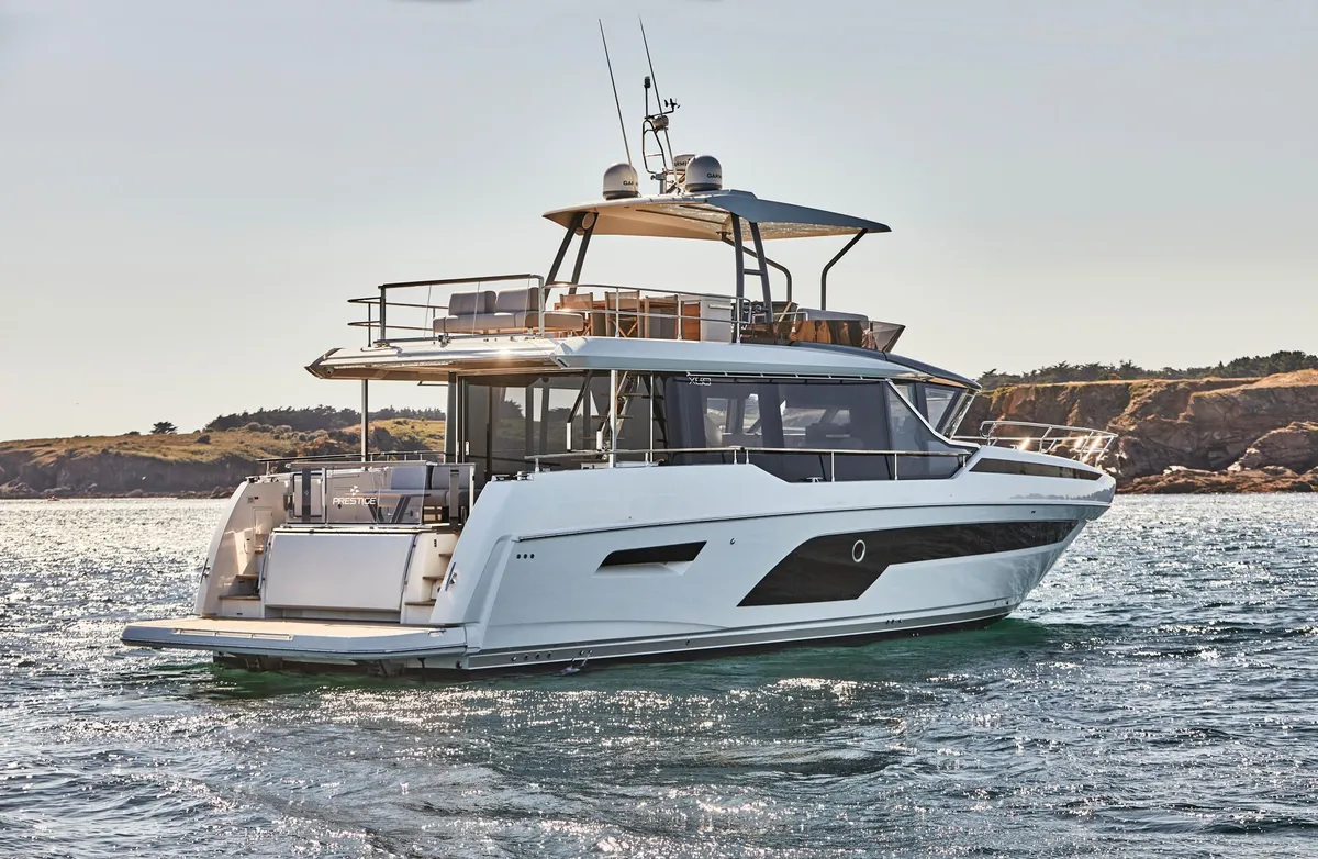 Prestige Yachts X60: Motor yacht cruising at sea