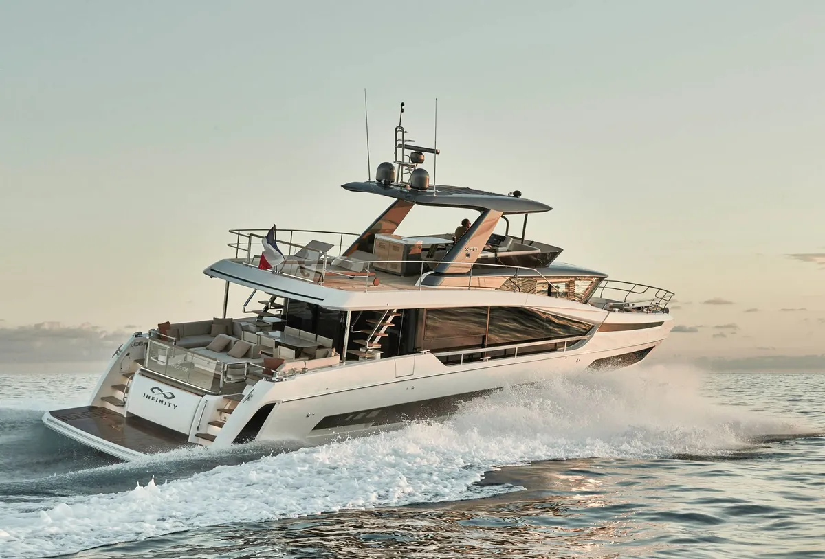 Prestige Yachts X70: Yachtfahrt auf dem Meer bei Wellengang