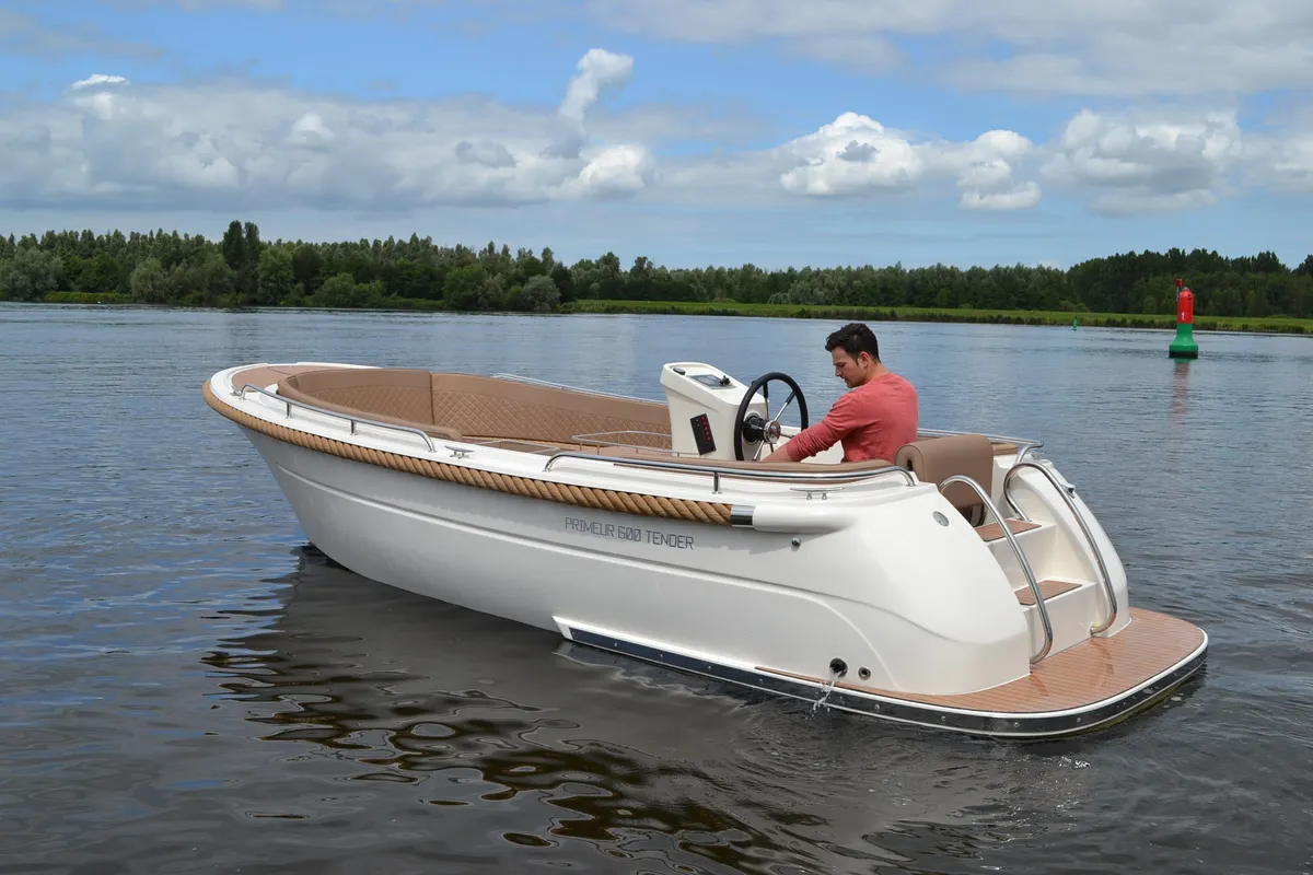 Primeur 600 Tender: Boat cruising on a river