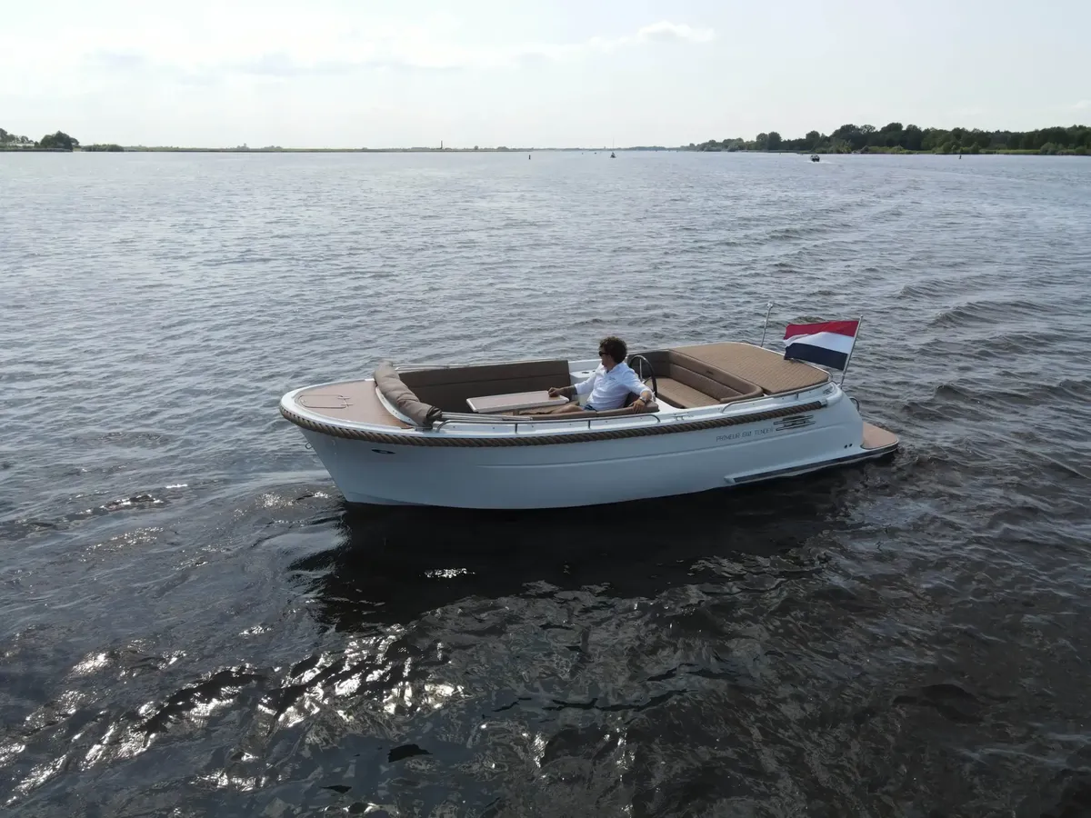 Primeur 610 Tender: Sloop cruising on the water