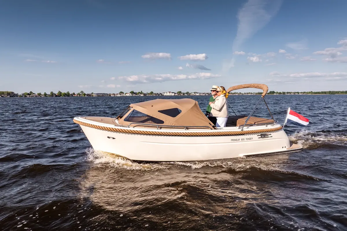 Primeur 615 Tender: Bootsfahrt auf dem Wasser