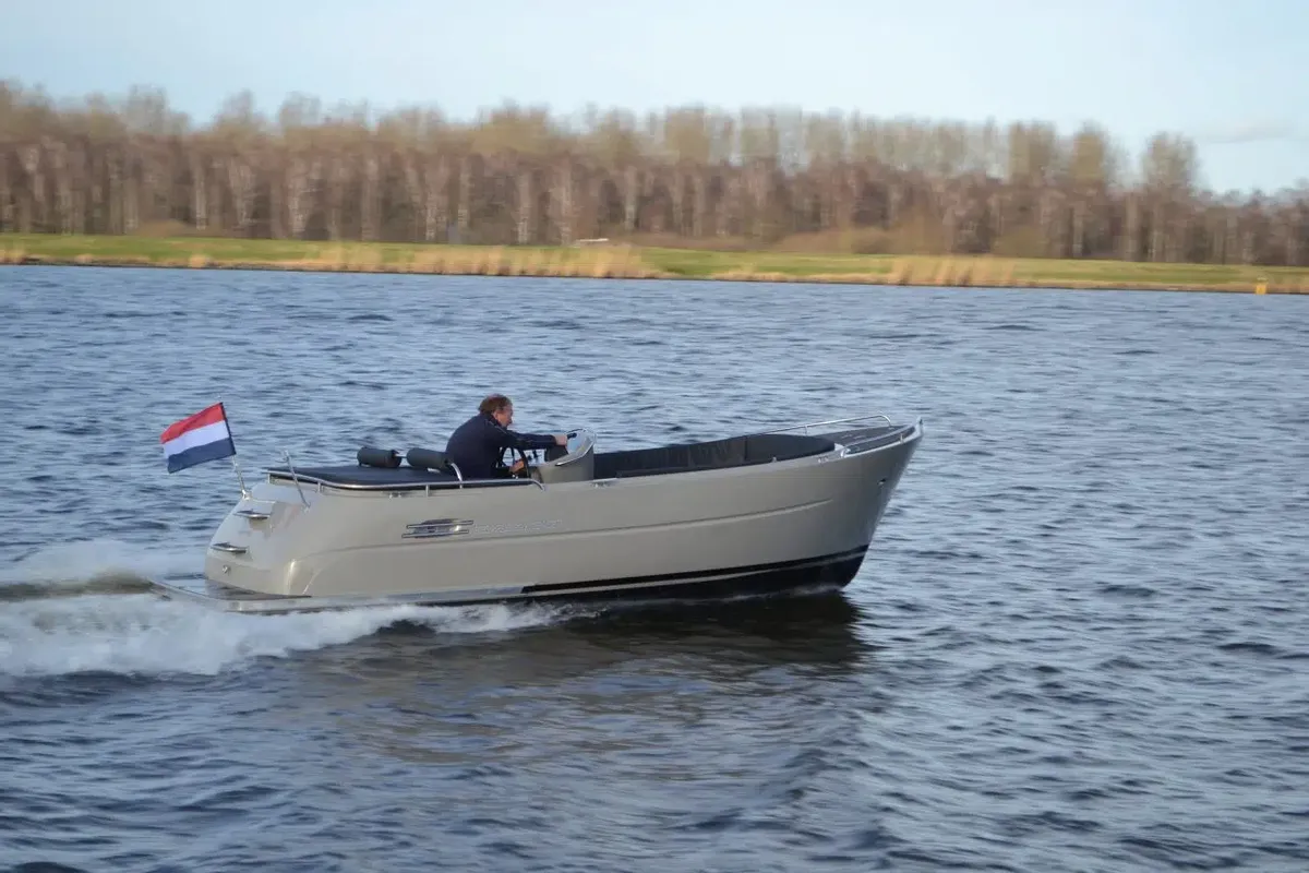 Primeur 620 Tender: Bootsfahrt auf einem See