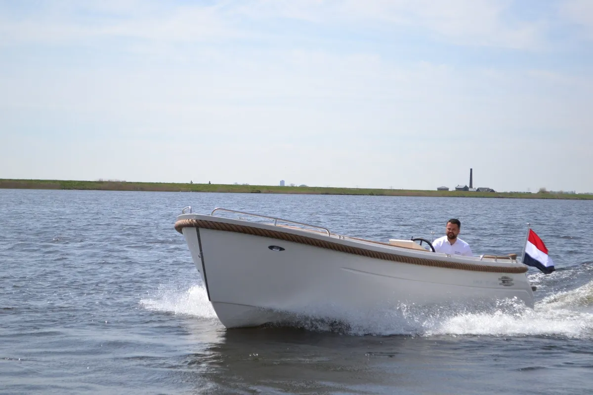Primeur 700 Lounge: Bootsfahrt auf dem Wasser