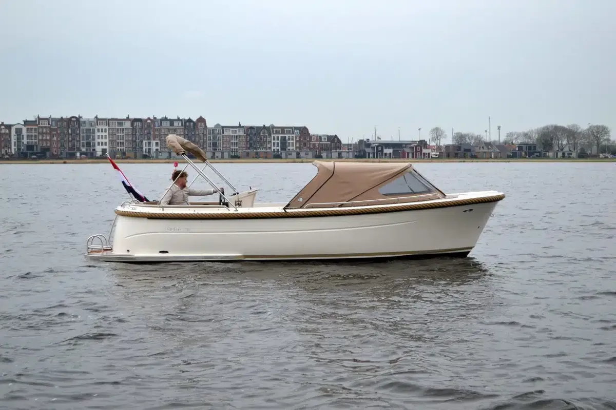 Primeur 700 Sloep: White boat cruising on water