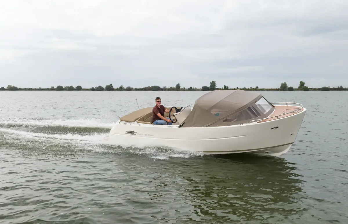 Primeur 705 Tender: Bootsfahrt auf einem See
