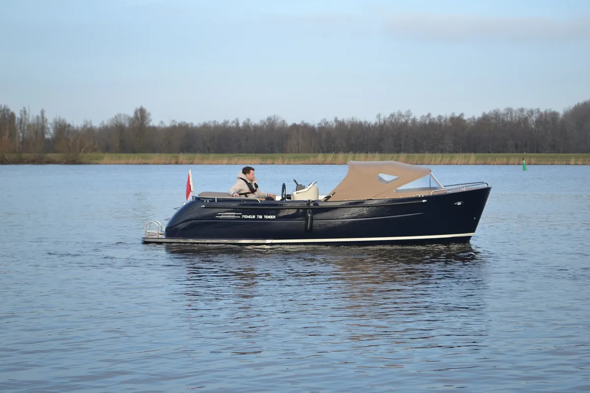 Primeur 710 Tender: Boat cruising on a lake