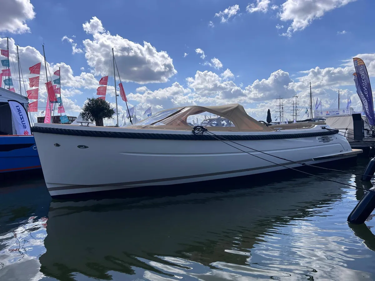 Primeur 850: Ein weißes Boot, das in einem Yachthafen vor Anker liegt