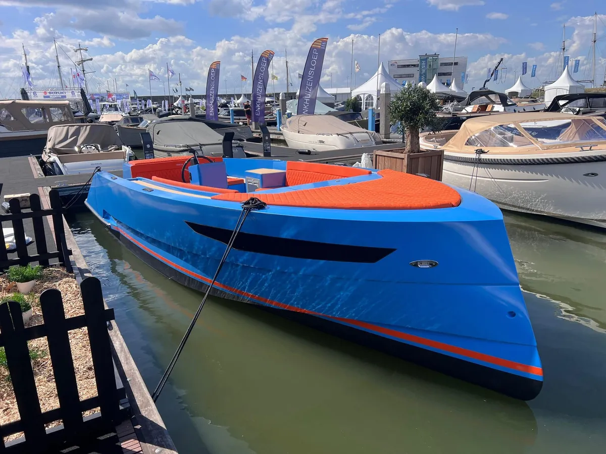 Primeur 885 Sport: Blue boat moored in a marina