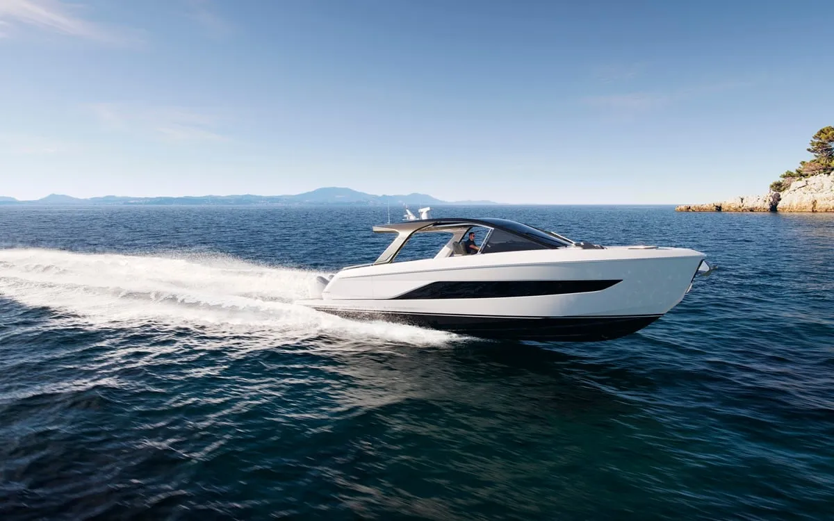 Princess C48 Open: Ein weißes Boot, das auf dem Meer fährt