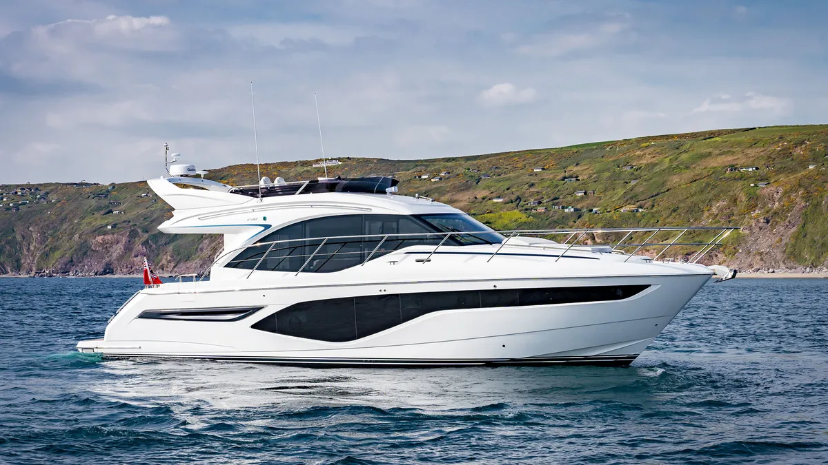 Princess F50: Ein weißes Motorboot, das auf dem Meer fährt
