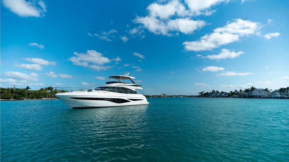 Princess F65: Weiße Yacht auf dem Meer