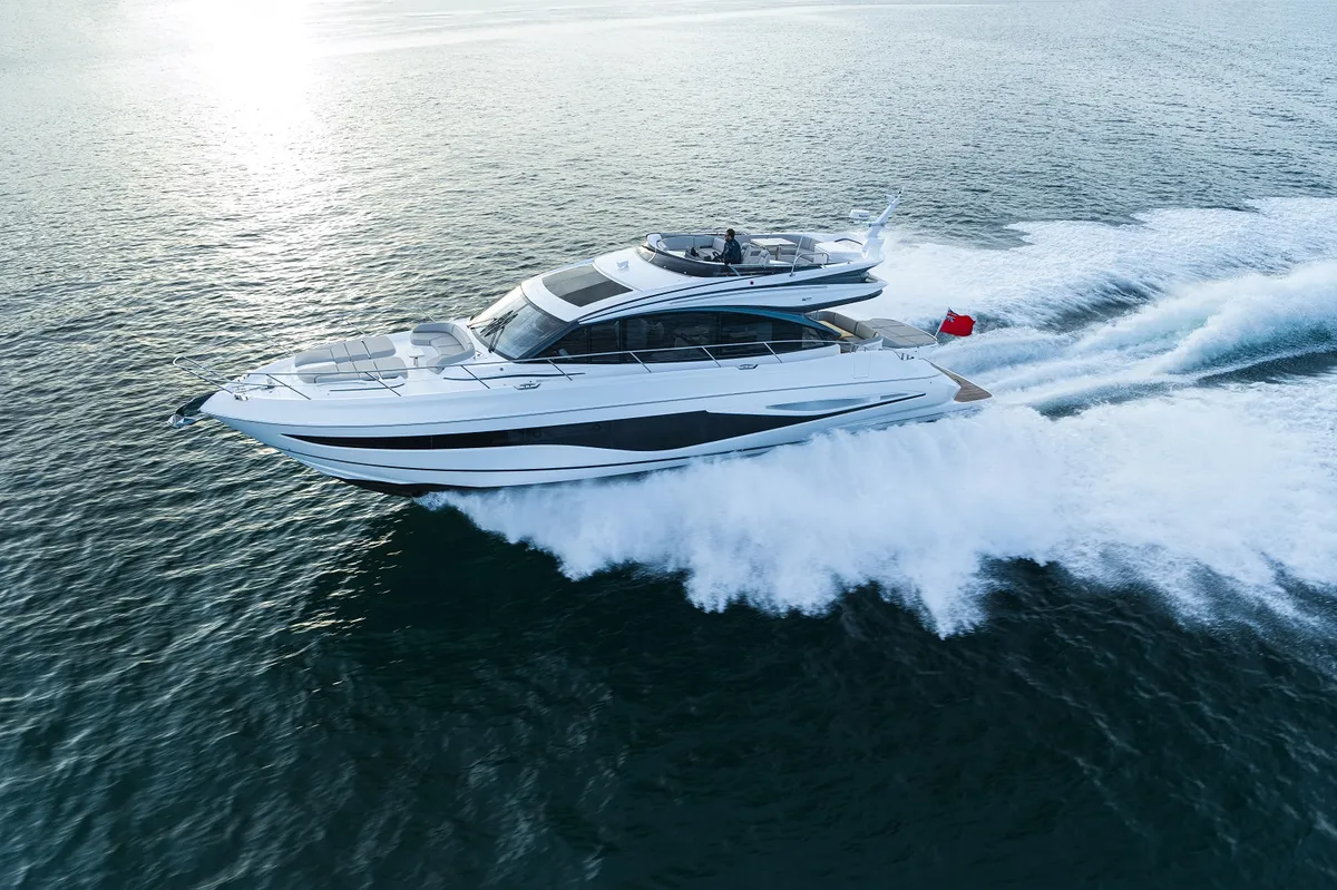 Princess S65: Ein Boot, das auf dem Meer fährt und eine Heckwelle hinter sich herzieht