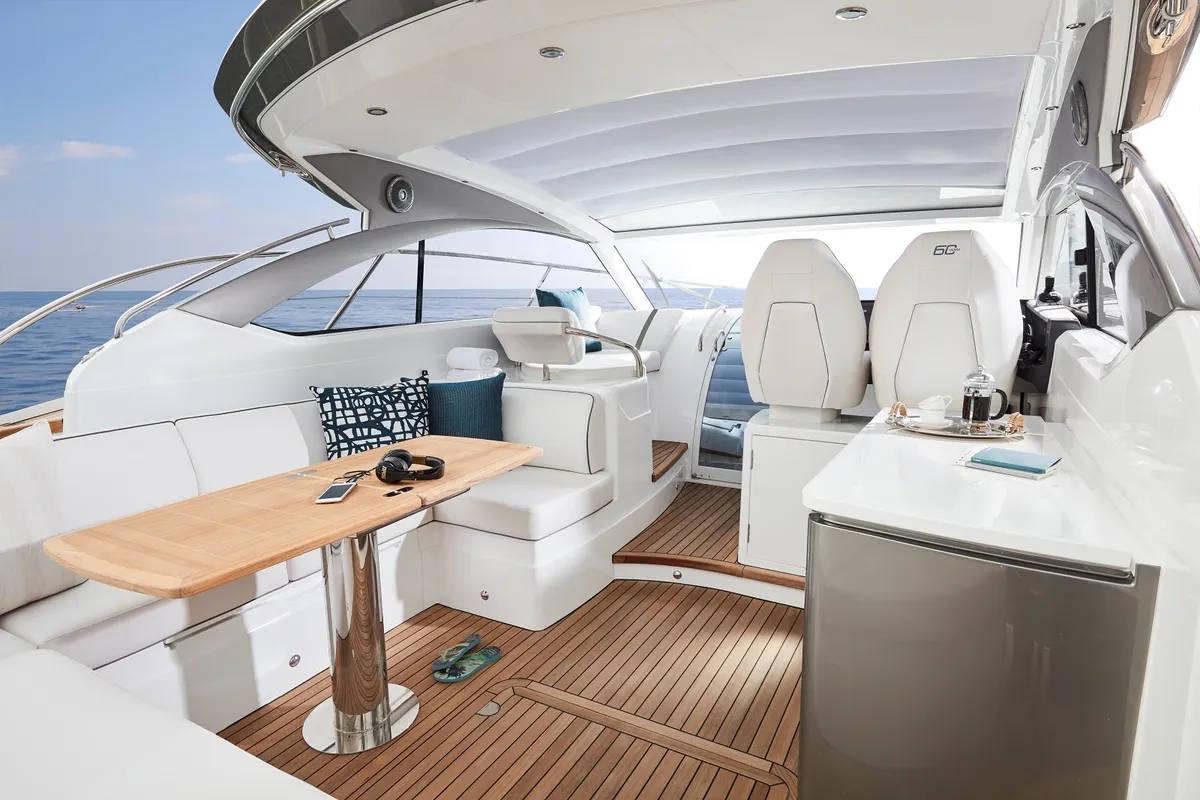 Princess V40: Cockpit with bench seat and table