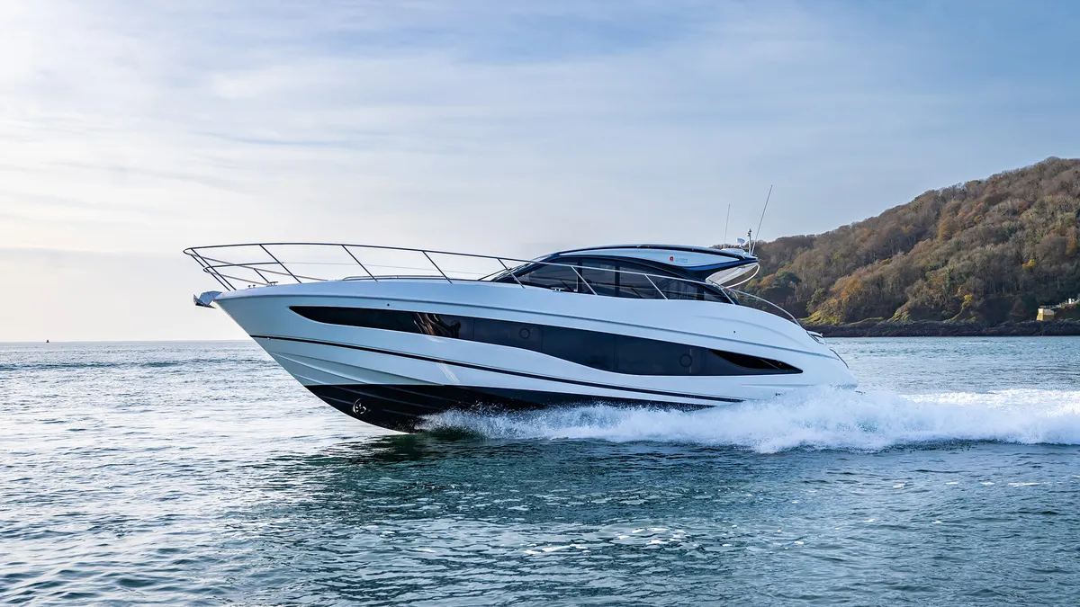 Princess V50: Ein weißes Boot, das auf dem Meer fährt