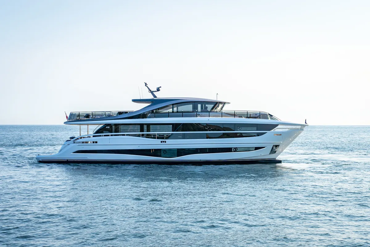 Princess X95 Vista: Luxusyacht-Kreuzfahrt auf dem Meer