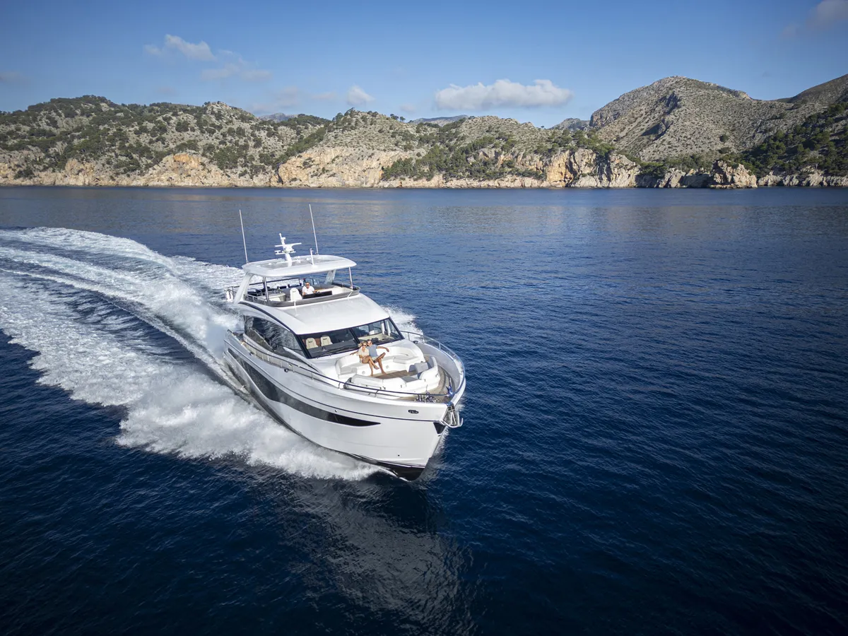 Princess Y80: Yachtfahrt auf dem Meer