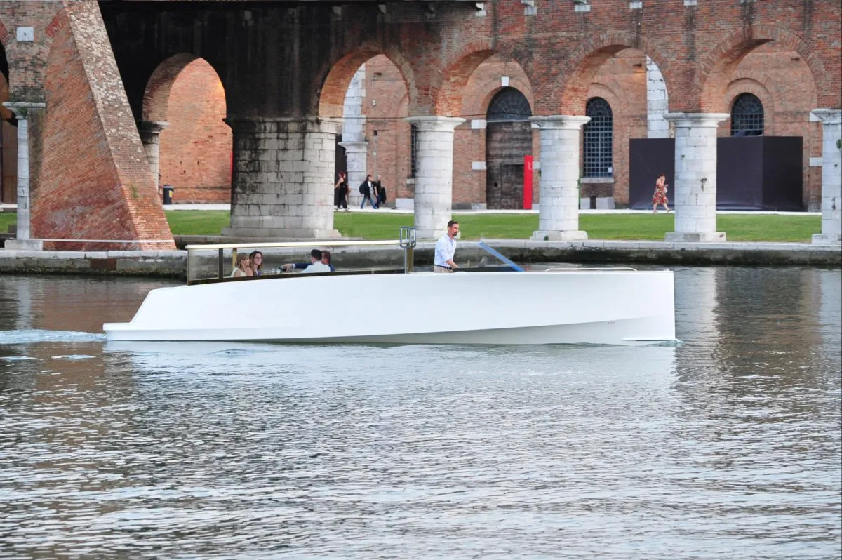 Q Yachts Q30 Limousine: Un bateau blanc naviguant sur un canal
